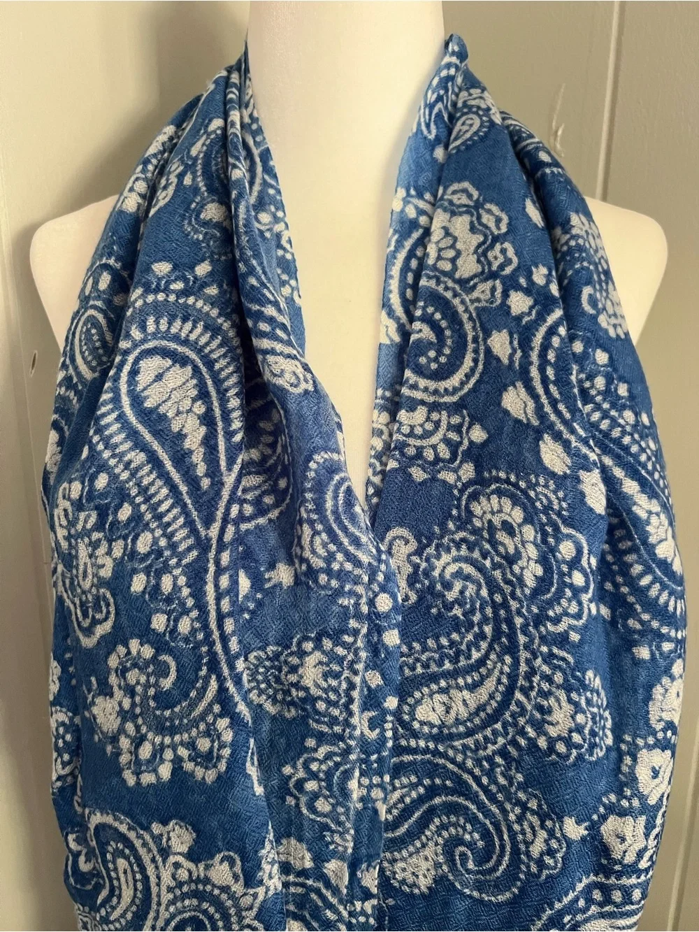 J. McLaughlin Blue Paisley Print Lightweight 100% Wool Wrap Shawl Scarf